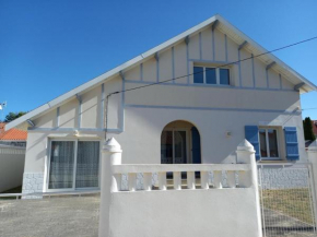 Maison familiale à 2 pas de la plage - 7 pers, jardin, terrasse, WIFI, bien équipée - FR-1-540-149